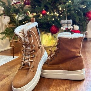 J/SLIDES Tan Winter Boots with White Trim Women’s size 6